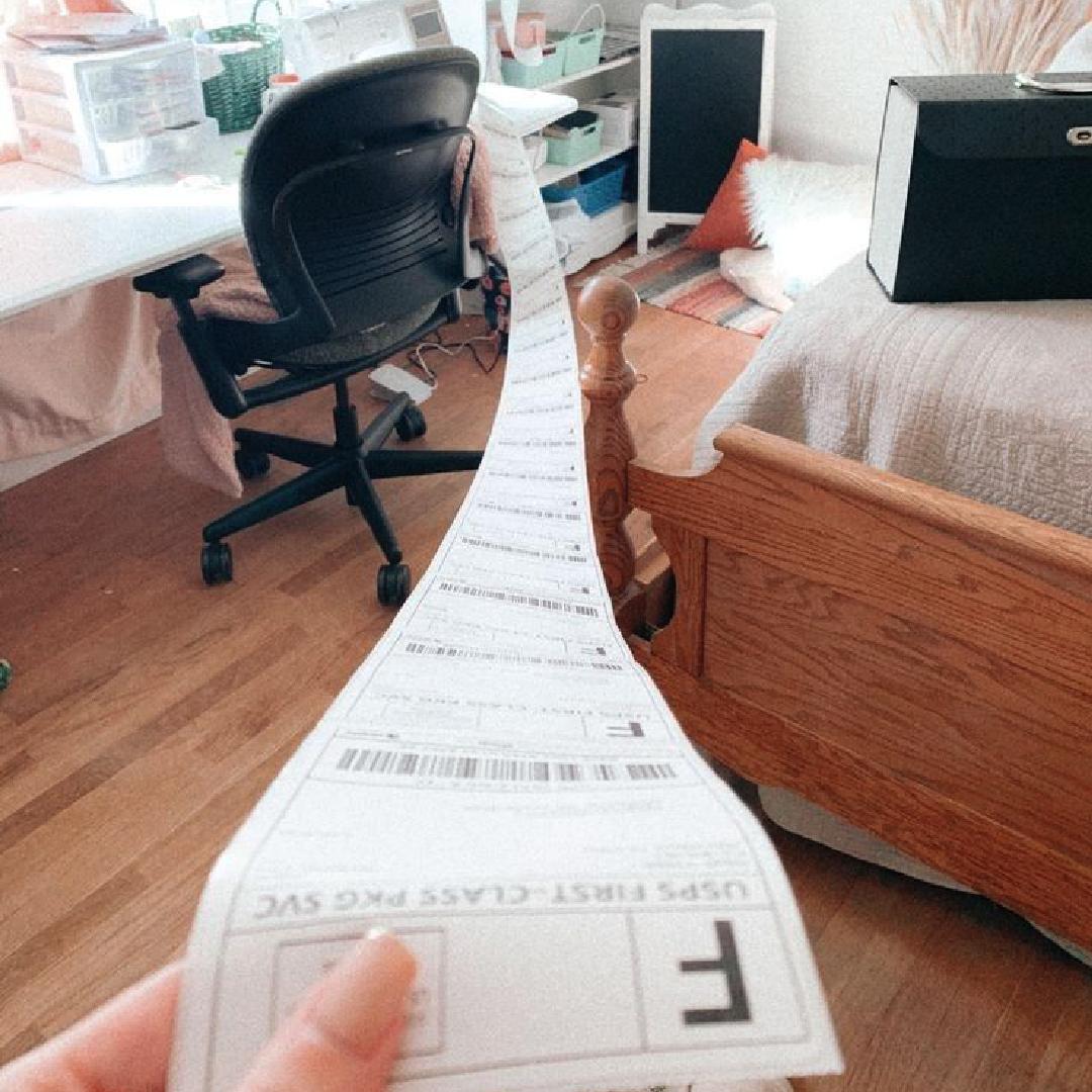 Long sequence of printed shipping labels from the Prafia Flex USB Label Printer, ideal for e-commerce, warehouses, and fast order processing.